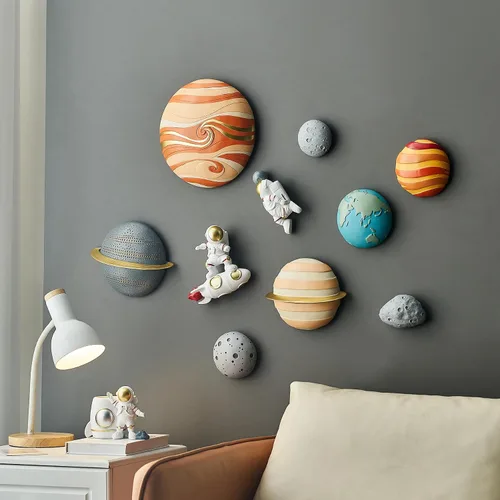 Vista 7 de AWNR Juego de 2 decoraciones de pared de astronauta, decoración temática del espacio exterior, esculturas de pared, decoración del espacio