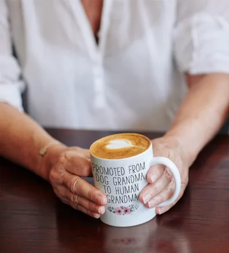 Vista 6 de Suchmugs Taza promocionada a la abuela, taza de café New Nana de 11 onzas, sorpresa para revelar el bebé, anuncio de embarazo de abuela por primera