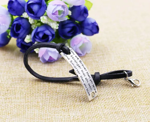 Vista 3 de Minimalism - Pulsera con monograma de correa de piel, regalos para mujeres y hombres.