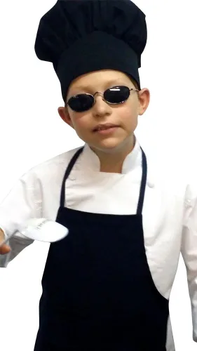 Vista 2 de CHEFSKIN Juego de delantal y sombrero de chef negro, tela ultraligera, ajustable suave (niños pequeños de 12 a 36 meses)