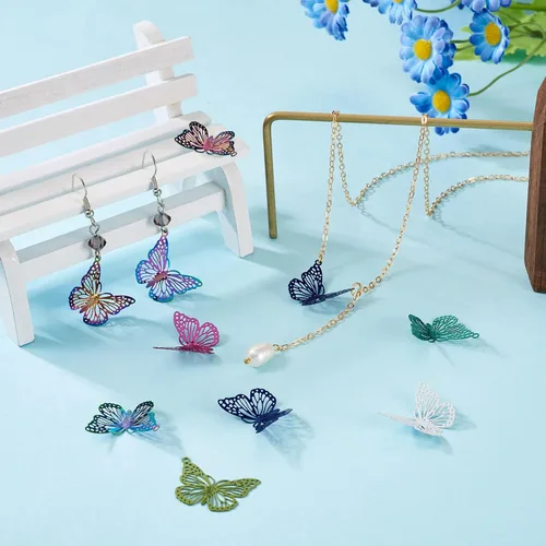 Vista 3 de Pandahall - 48 colgantes de acero inoxidable con diseño de mariposa y filigrana de colores, dijes de mariposa de animales, adornos de metal grabado