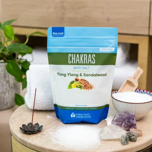 Vista 4 de Chakras - Sal de baño de 32 onzas de sal de Epsom con ylang ylang natural, sándalo, eucalipto, incienso, manzanilla y canela, aceites esenciales más