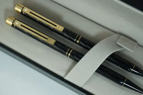 Vista 3 de Sheaffer Hecho en los Estados Unidos Signature Targa Spiral Black Lacquer Barrel con anillos de oro Signature Targa Center y bolígrafo de oro de 22