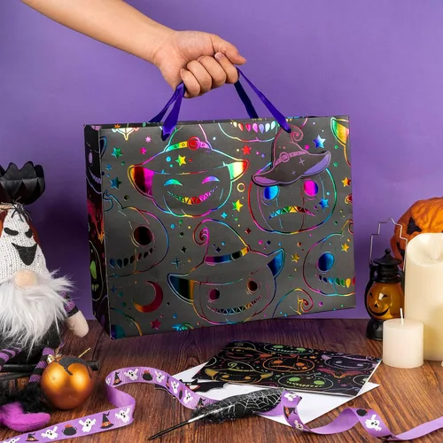 Vista 5 de LeZakaa Bolsa de Regalo Holográfica para Niños, Niños y Niñas, Sombrero de Bruja de Calabaza Malvada de Arcoíris en Diseño Negro con Papel de Seda