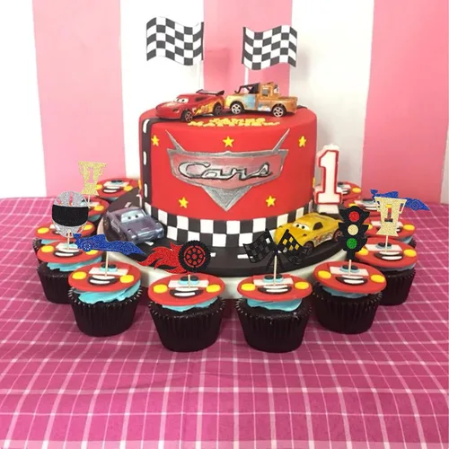 Vista 4 de Gyufise 24 piezas de adornos para cupcakes de autos de carreras, con purpurina, rueda de semáforo, bandera de trofeo, casco de carreras