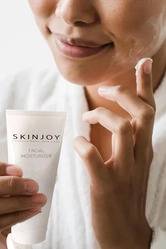 Vista 4 de Skinjoy Hidratante facial para piel seca, con ácido hialurónico, colágeno, aloe, productos para el cuidado de la piel facial, cuidado de la piel