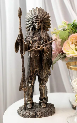 Vista 2 de Ebros nativo americano indio guerrero tribal jefe con tocado de batalla sosteniendo lanza y estatua de pipa Chalumet como decoración del hogar