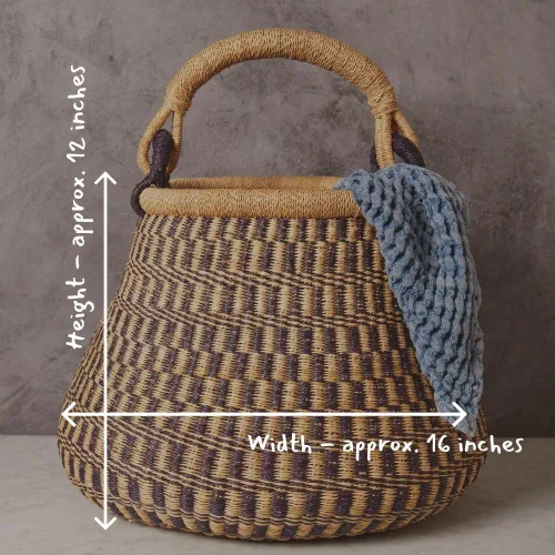 Vista 2 de Cesta africana Bolga con asa, cesta de mimbre tejida a cuadros azul marino de 16 pulgadas para cosecha, picnic, almacenamiento y decoración del hogar