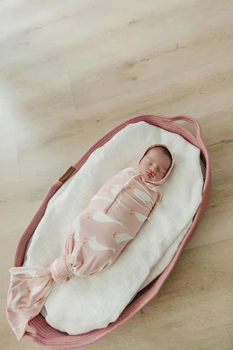 Vista 11 de Copper Pearl Gorros de bebé: ultra suave, cómodo de llevar, sombrero de sol para protección contra los rayos UV, diseño moderno a juego, 6-12 meses