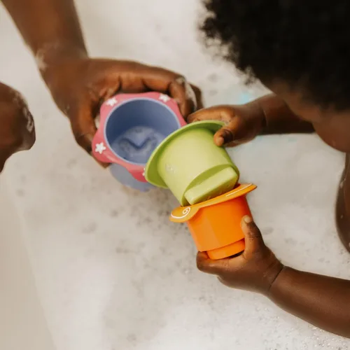 Vista 6 de Nuby Vasos apilables Splish Splash de 5 piezas