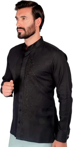 Vista 7 de Camisa bordada y plisada. Cuello mandarín. 100% Lino.