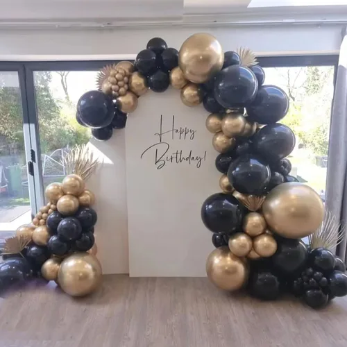 Vista 5 de Kit de arco de guirnalda de globos de color dorado y negro, 134 globos metálicos dorados y negros con diferentes tamaños para graduación