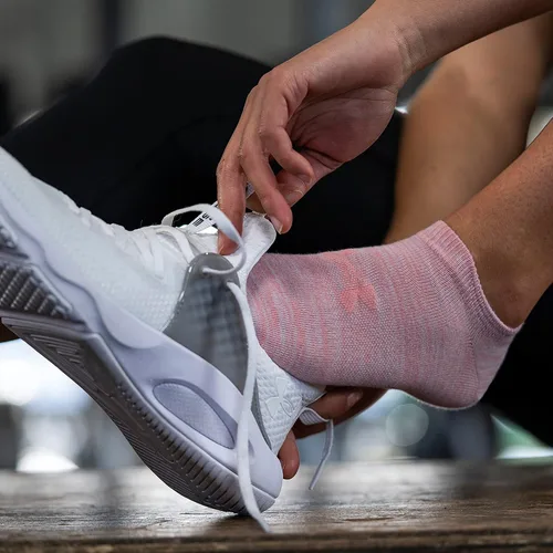 Vista 6 de Under Armour Women's Essential 2.0 Lightweight No Show Socks, 6-Pairs