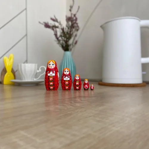 Vista 5 de AEVVV Juego de 5 muñecas de anidación rusas, muñecas Matryoshka con sarafan ruso rojo tradicional, muñecas Babushka, muñeca anidadora de madera