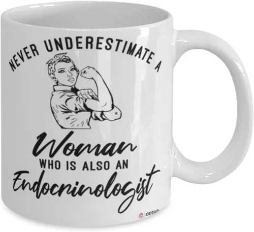 Vista 2 de Taza de café con texto en inglés «Never Underestimate A Woman Who Is Also An Endocrinologist», color blanco