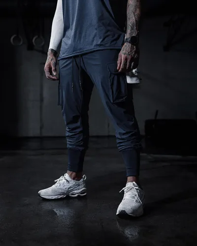Vista 2 de Pantalones de entrenamiento ligeros para hombre con bolsillos con cremallera
