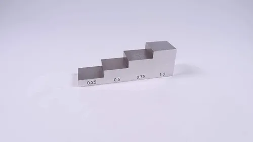Vista 2 de Bloque de prueba de acero de 4 pasos UT Block 1018 0.25''-0.5''-0.75''-1" bloque de calibración de cuña de paso conforme a ASTM E797 con estuche