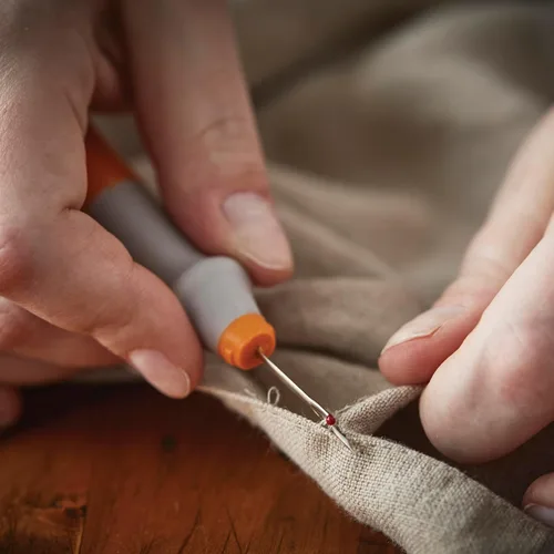 Vista 3 de Fiskars Juego de cinta métrica y desgarrador de costura, diseño ergonómico, cinta autoretráctil de 5 pies para coser y manualidades