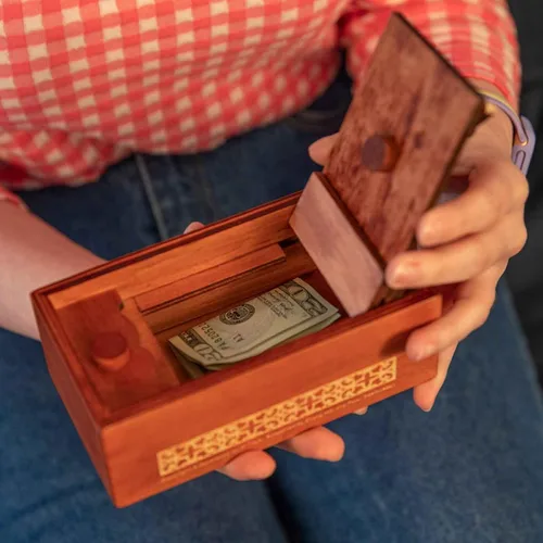 Vista 8 de Bits and Pieces Caja de rompecabezas de dinero secreto, caja de rompecabezas griego Camuflaje tu dinero en efectivo, rompecabezas de madera