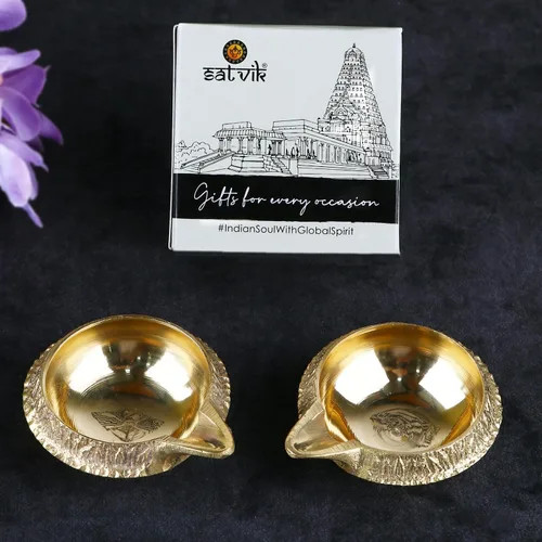 Vista 2 de SATVIK Set of 2 - Pure Brass Kuber Diya for Diwali Decoration Traditional Puja Oil Lamp for Home Temple Brass Diya for Diwali Pooja & Festive Use