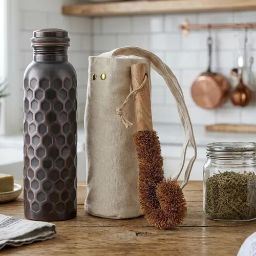 Vista 4 de Artisan - Botella de agua ayurvédica de cobre de 32 onzas, hecha a mano, 100% cobre puro, botella martillada para beber con cepillo de madera y Negro