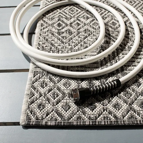 Vista 4 de SAFAVIEH Alfombra lavable al aire libre, colección Courtyard - 2'3" x 5', gris y negro, no desprende pelusa y fácil limpieza, ideal para patio