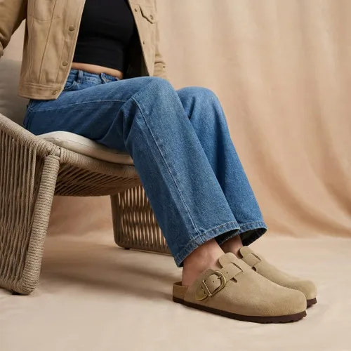 Vista 3 de CUSHIONAIRE Hamlet Zuecos de gamuza de cuero genuino para mujer, zapatos sin cordones con correa de hebilla de metal detallada y plantilla de espuma