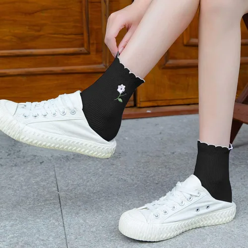 Vista 5 de Zrylibya Calcetines de punto acanalado con volantes para mujer, con bordado floral, festoneados, puntiagudos, casuales, 5 pares, talla única