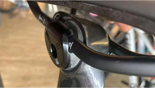 Vista 7 de x xotic tech Abrazadera de oreja para tija de sillín de bicicleta 7x9 Ti Bolt para carril de carbono ovalado compatible con TREK Madone Domane