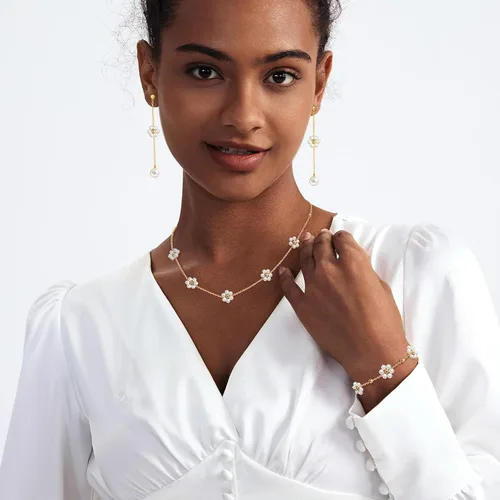 Vista 2 de Zeffy Collar de perlas de oro para mujer, delicado chapado en oro de 14 quilates, gargantilla de perlas en capas, aretes de perlas, pulseras