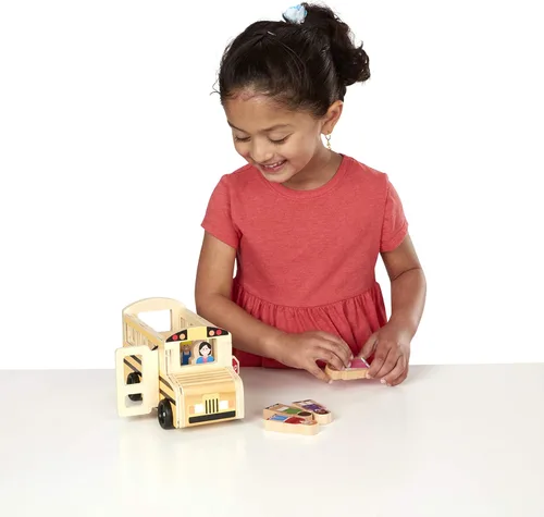 Vista 7 de Melissa & Doug Juego de madera para autobús escolar con 7 figuras de juego