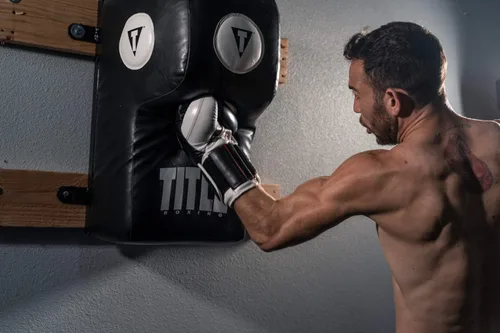 Vista 5 de TITLE Boxing Bolsa de entrenamiento de amenaza de montaje en pared - Bolsa de corte superior, saco de boxeo en ángulo