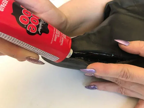 Vista 3 de Adhesivo de reparación Black Shoe Goo para fijar zapatos o botas desgastados, negro, 3.7 onzas (3.7 fl oz), 4 puntas aplicadoras de punta de corte