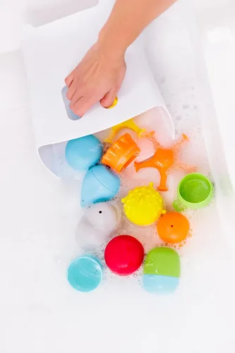 Vista 5 de Ubbi Set de regalo esencial para el tiempo del baño del bebé, recipiente de juguete de baño con drenaje de pie, apto para lavavajillas, blanco