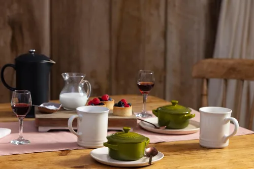 Vista 5 de Le Creuset Mini Cocotte redonda de gres, 237 ml, Oliva (Paquete de 6)