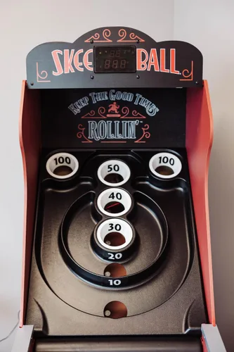 Vista 2 de Skee-Ball Deluxe - una máquina de juego de mesa de arcade para el hogar, sótano y salas de recreación - Diversión clásica nostálgica en familia