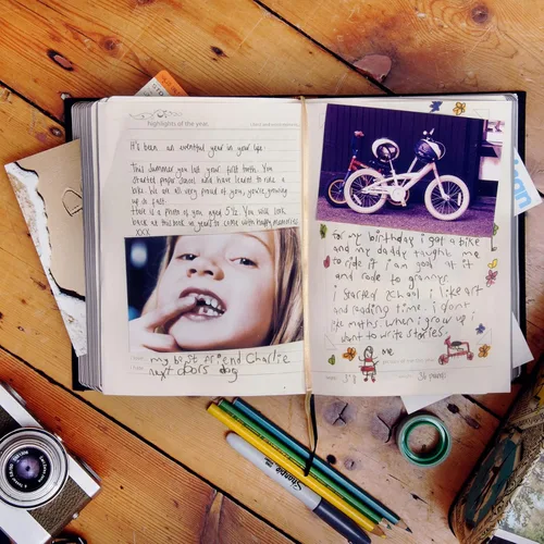 Vista 2 de Suck UK Diario Our Life Story de 100 años, cuaderno de diario Crea tu propio libro de bebé y regalos de bautizo para niños y niñas, álbum