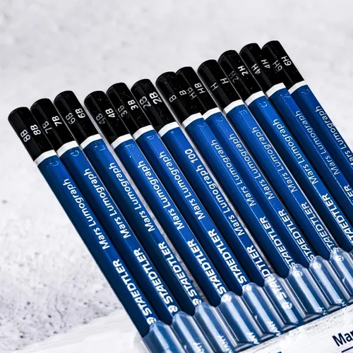 Vista 3 de Juego de Lápices Staedtler Mars Lumograph – 12 Lápices de Dibujo de Grafito Premium (6H-8B) con Sacapuntas y Borrador Sin Polvo – Kit Profesional