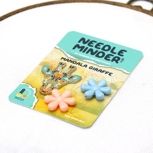 Vista 3 de Awesome Pattern Studio Needle Minder Set – Mandala Giraffe Magnetic Needle Minder + 2 agujas Threaders. Pin esmaltado para punto de cruz, bordado