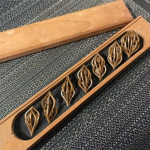 Vista 5 de Thyggzjbs Juego de dados Arcanum para juegos de mesa, juego de dados de metal tallado impreso en 3D, juego de dados huecos poliédricos DND RPG MTG
