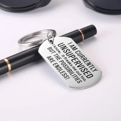 Vista 3 de Ralukiia Llavero con texto en inglés "I Am Currently Unsupervised", regalo sarcástico novedoso para hombres y mujeres, divertido regalo
