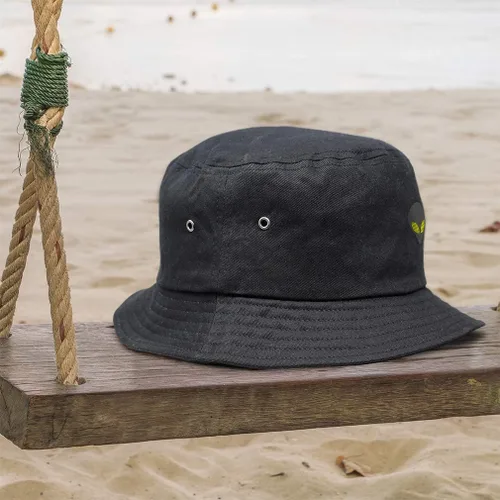 Vista 3 de Custom Bucket Apparel Sombrero Alien Gris Cabeza Ojos Amarillos Bordado para Hombres y Mujeres Solo diseño negro.