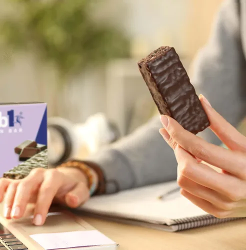 Vista 4 de Grab1 Barras de proteína sin lácteos recubiertas en rico chocolate negro 0.51 onzas de proteína (paquete de 2 – 10 barras) controla el hambre