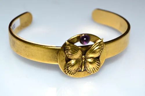 Vista 2 de Elaine Coyne Collectible Artwear Pulsera de mariposa de oro antiguo con amatista fabricada en Estados Unidos, Latón, Amatista