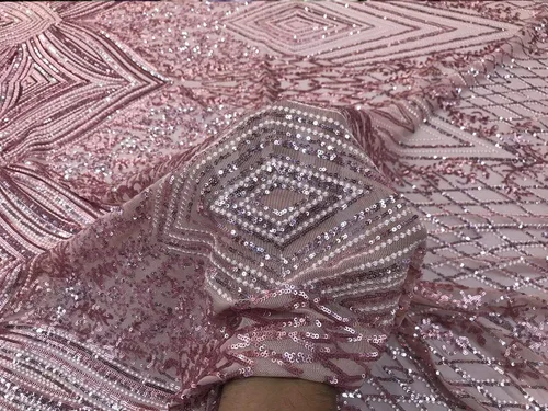 Vista 7 de BORDADO DE DIAMANTE DE DIAMANTE DE ROSA POLVADORA EN UNA MALLA ELÁSTICA DE 4 VÍAS VENDIDO A YARD