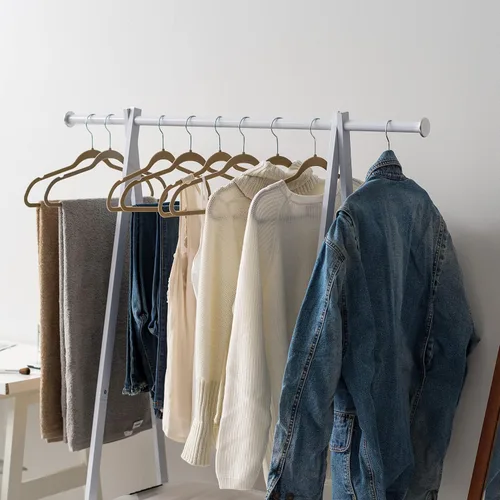 Vista 4 de Iris USA Perchero de metal de pie, blanco Adds storage space for clothing, shoes, and accessories with an open design