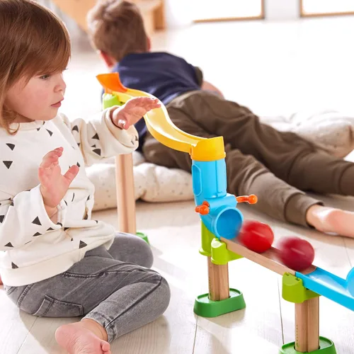 Vista 5 de HABA Kullerbu Traffic Jam Ball Track Juego de 33 piezas con embudo