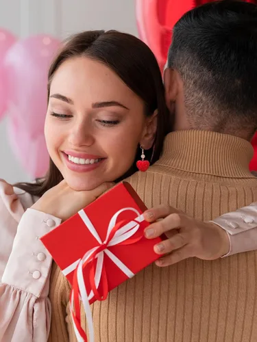Vista 3 de Pendientes de San Valentín para ella, aretes de cuentas de diamantes de imitación de corazón rojo, camisas de atuendo para mujer, accesorios