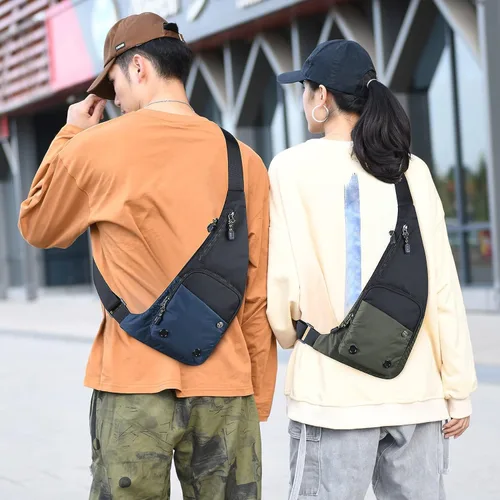 Vista 2 de Peicees Bolso bandolera impermeable para hombre, mochila delgada para hombre, bolso de hombro pequeño para viajes, senderismo
