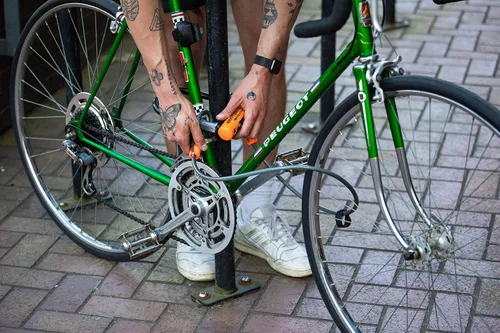Vista 6 de Kryptonite Evolution Mini-7 - Cerradura en U para bicicleta, grillete de acero de 0.512 in, cable de 4 pies candados para bicicleta